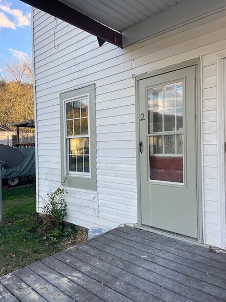 Building Photo - 108 Miller St