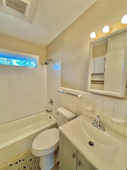 Building Photo - 1100 Lombard Dr