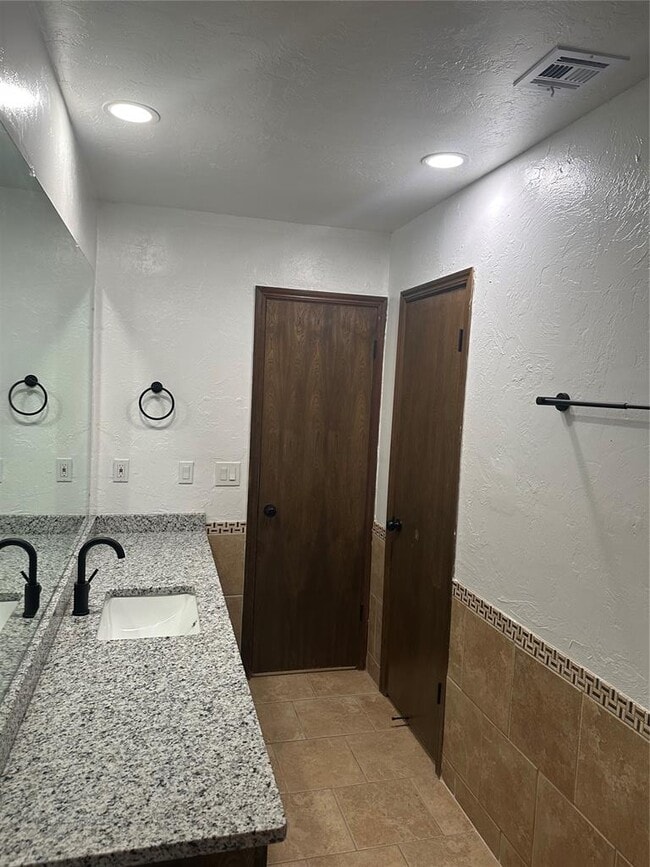 Building Photo - 1318 Alviola Ave