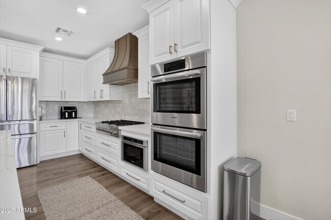Building Photo - 10587 E Sheena Dr