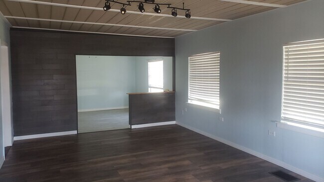 Building Photo - 3 bedroom 1 bath