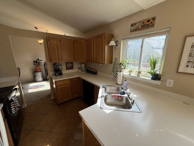 Building Photo - 739 Ponderosa Dr