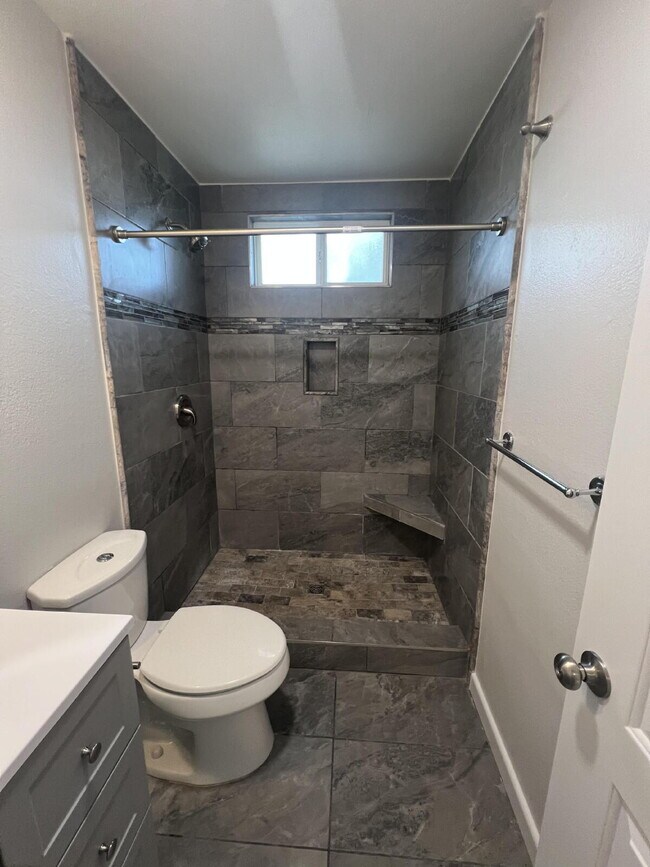 Building Photo - Newly Remodeled, Charming 1-Bedroom Oasis ...