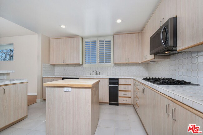 Building Photo - 5350 White Oak Ave