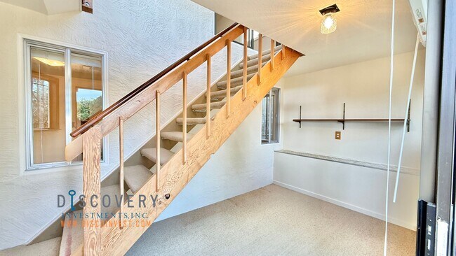 Building Photo - Attractive Mid-Century Modern Dimond Distr...