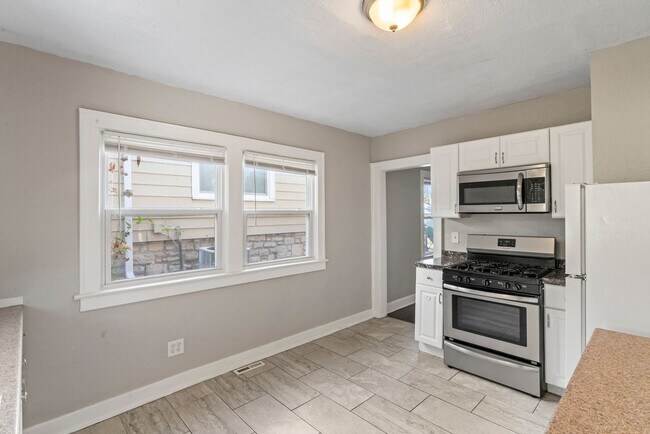 Building Photo - Affordable 2-Bed Home in Kansas City — Hardwood Floors, Porch & Pet-Friendly! 1/2 off Second Mont...