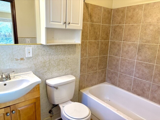 Building Photo - Powellhurst-Gilbert Updated 4 Bedroom/2 Ba...