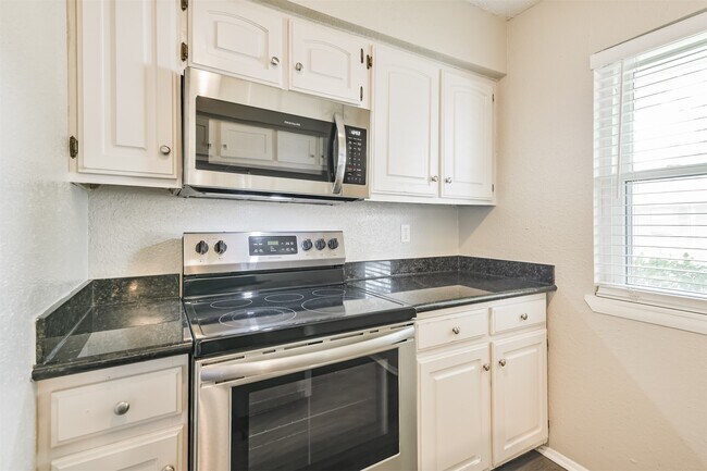 Building Photo - 5646 Birchmont Dr