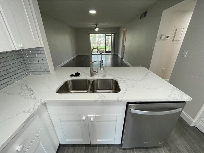 Building Photo - 211 Pine Ct