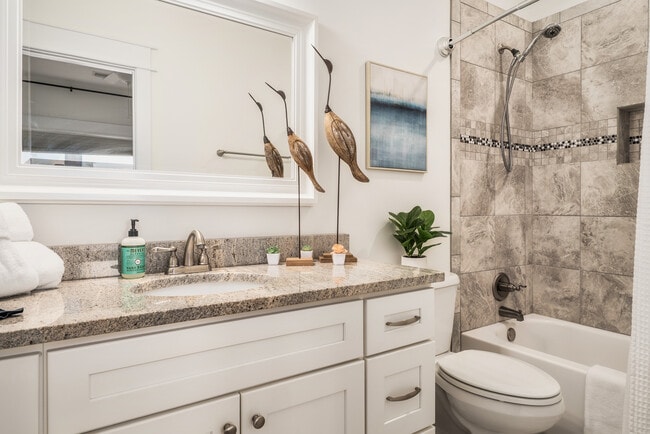 Building Photo - 105 W 7th St