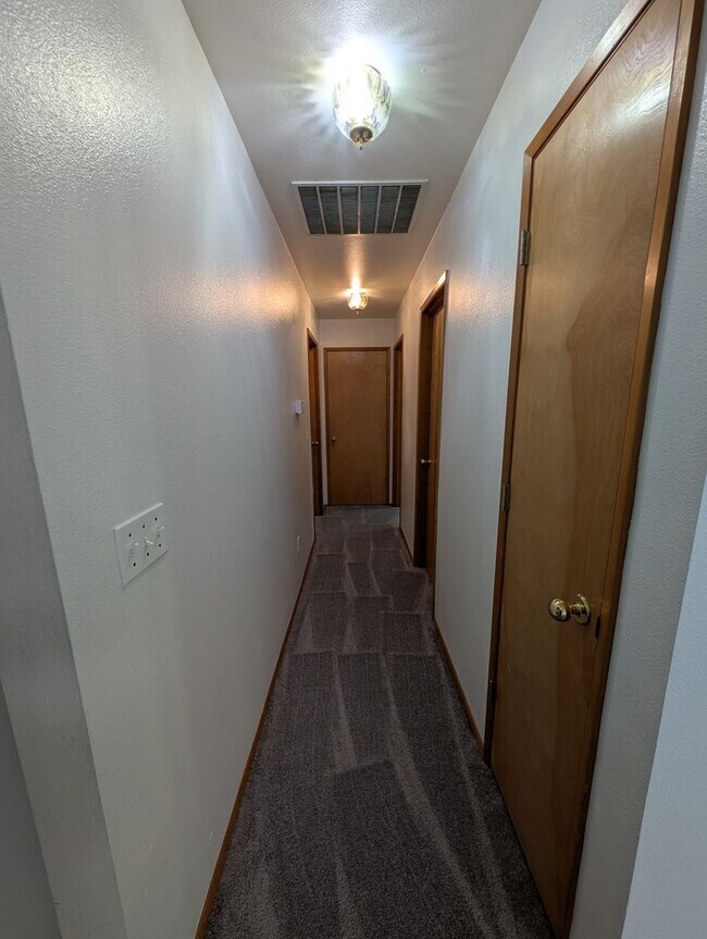 Building Photo - MUST SEE!! Spacious 2 Bedroom Duplex Close...