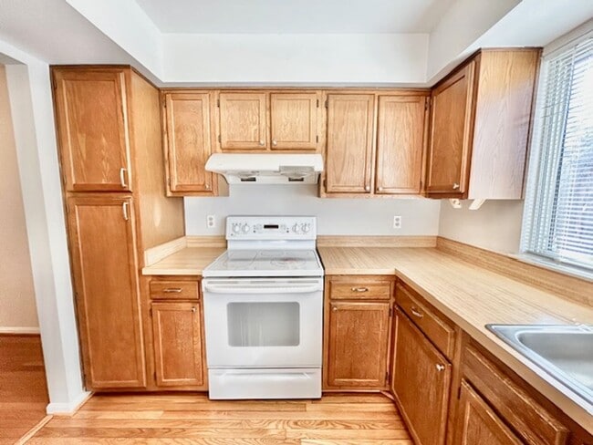 Building Photo - Spacious and bright 3BR/2.5BA townhouse with enclosed back patio