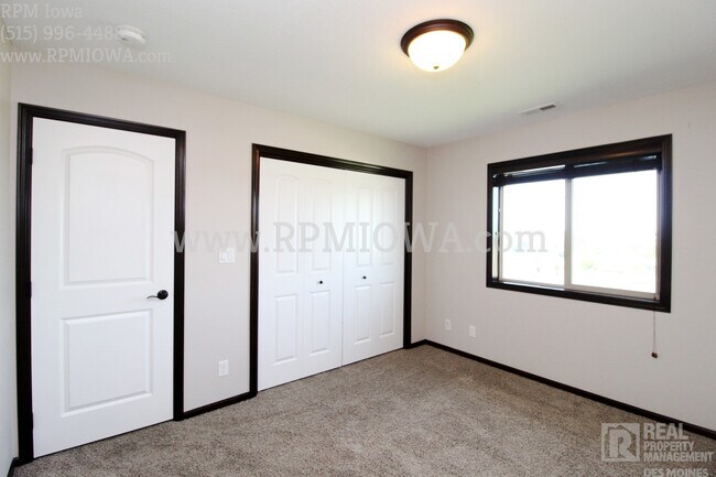 Building Photo - OVER 2000 SQ FT!!   5 Bedroom, 3.5 Bath Home in Urbandale