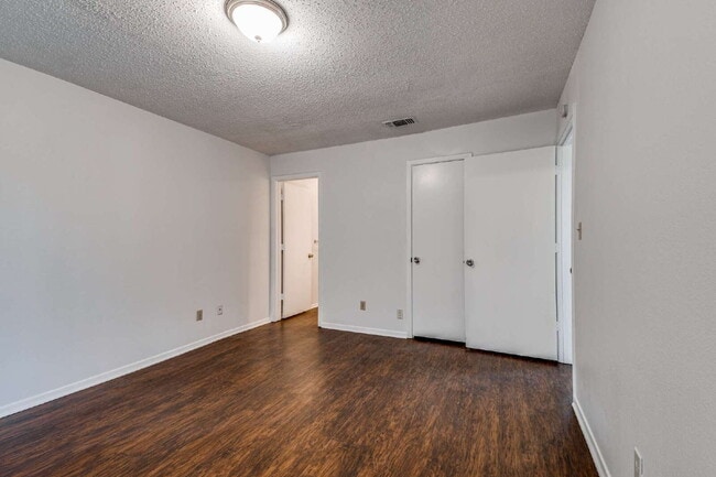 Building Photo - Stylish Half-Duplex in Arlington