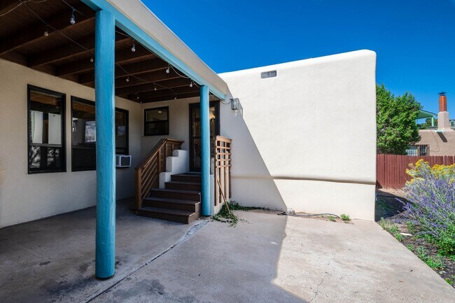 Building Photo - Vibrant Home Off Rodeo Rd.