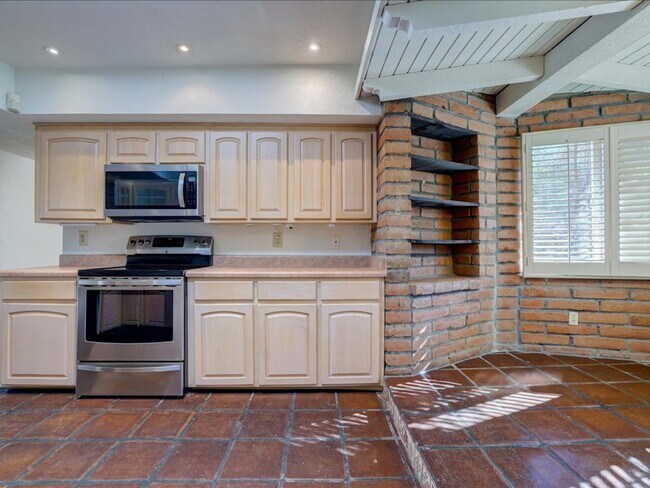 Building Photo - Enjoy stunning Catalina Mountain views fro...
