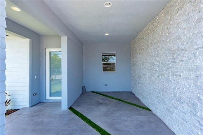 Building Photo - 1105 NE 2nd Ave