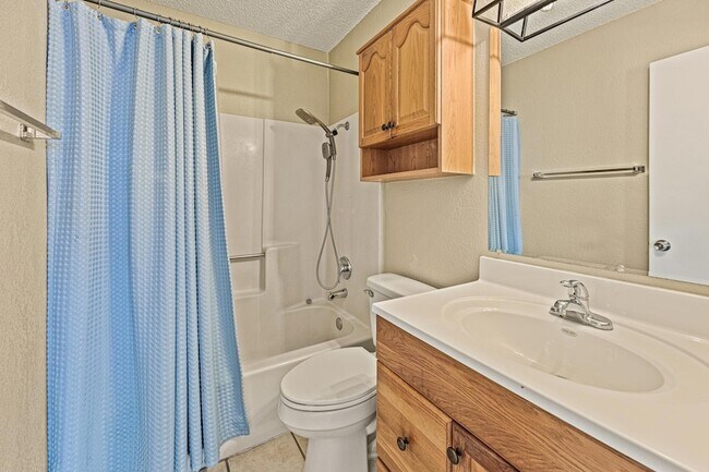 Building Photo - 906 Oleander Ln