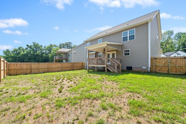 Building Photo - Beautiful Home Close to Fort Campell Ready for You to Make New Memories In