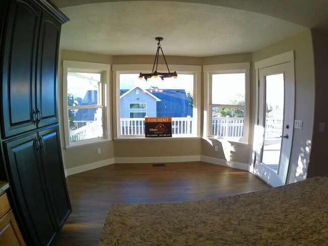 Building Photo - 5 bdrm 3bth Home 3 Car Garage Some utiliti...