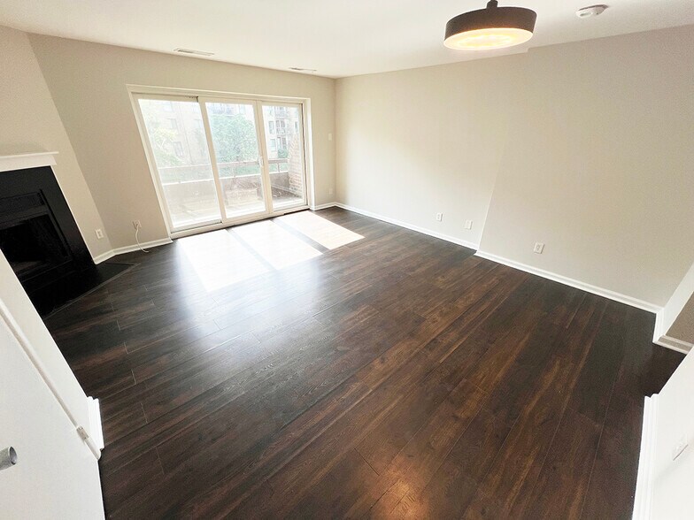 Building Photo - 3069 Hawthorne Dr NE