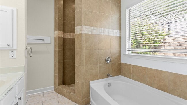 Building Photo - Beautiful One-Story Home in Monterrey Village!