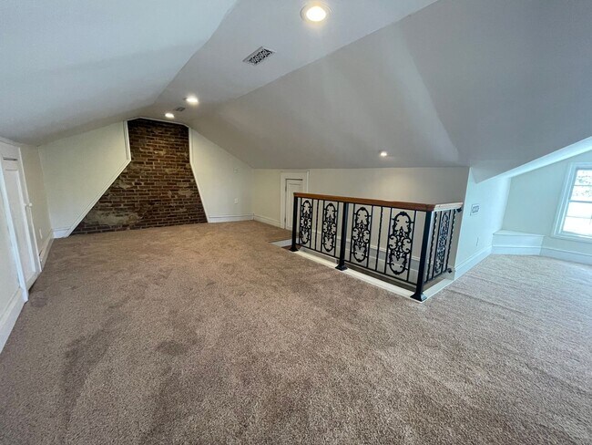 Building Photo - Updated 3/2 House in Old East Rome $2,295