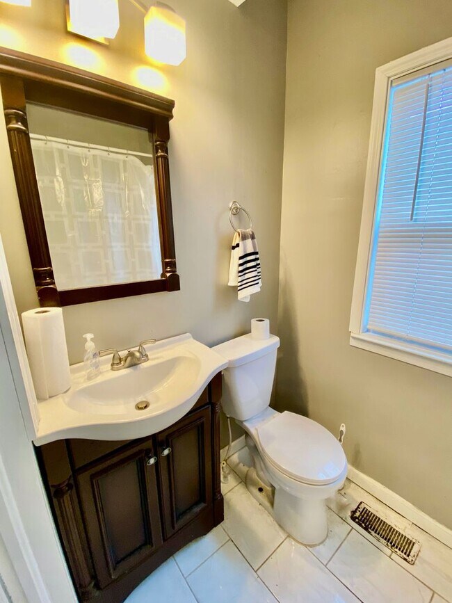 Building Photo - Amazing 5BD/3BA House in Uptown! New kitch...