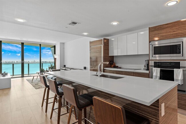 Building Photo - 460 NE 28th St