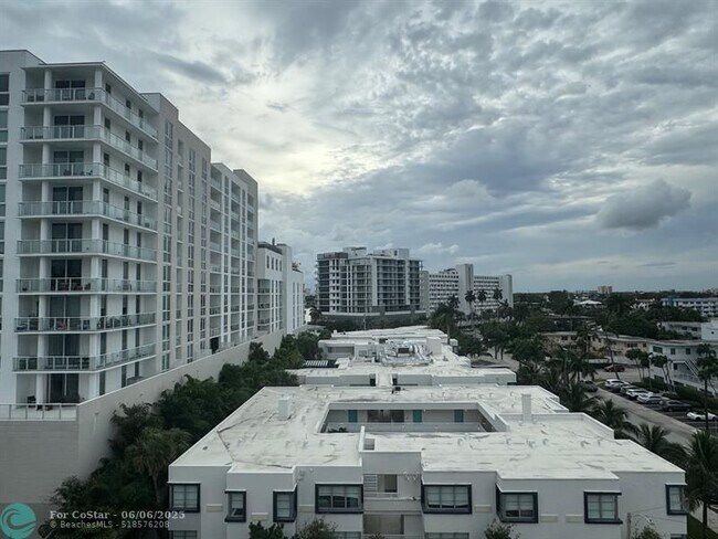 Building Photo - 3000 Riomar St