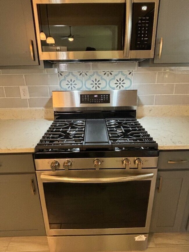 Building Photo - Prairieville on Queen Street