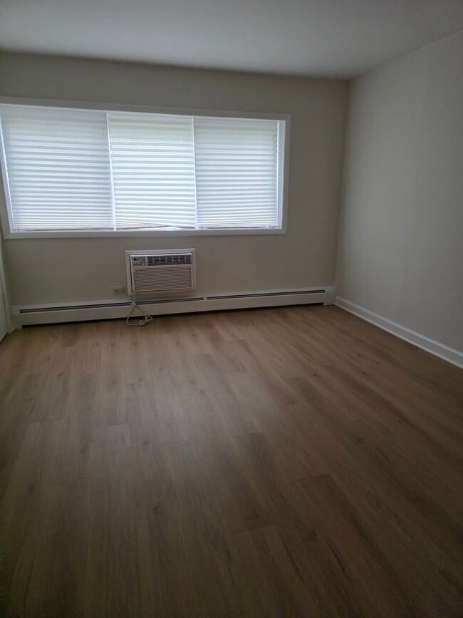 Building Photo - 750 W Dempster St