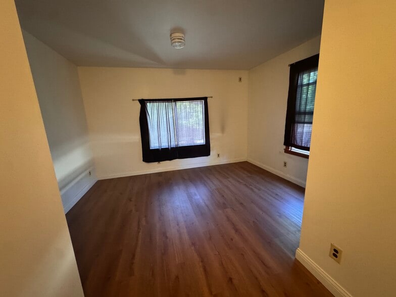 Bedroom - 5905 N Lombard St