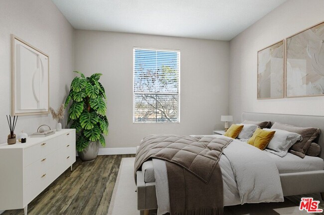 Building Photo - 627 N Rossmore Ave