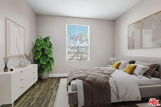 Building Photo - 627 Rossmore Ave