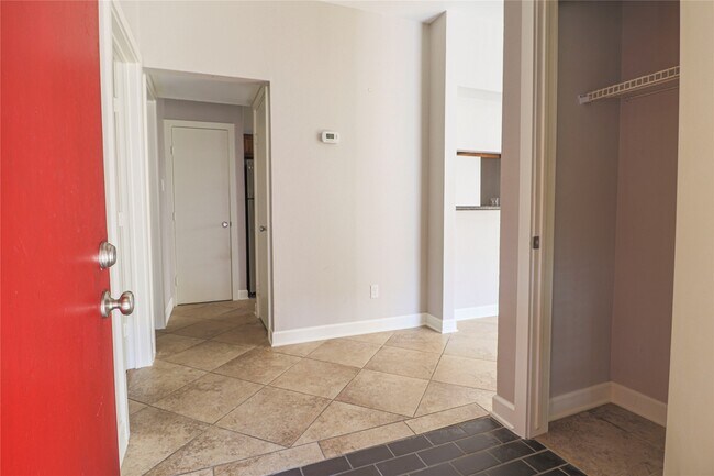 Building Photo - 2025 Augusta Dr