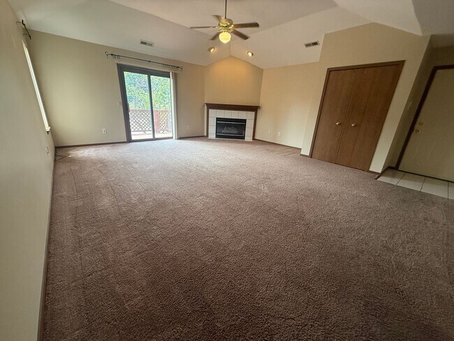 Building Photo - 8655 Scenicview Dr