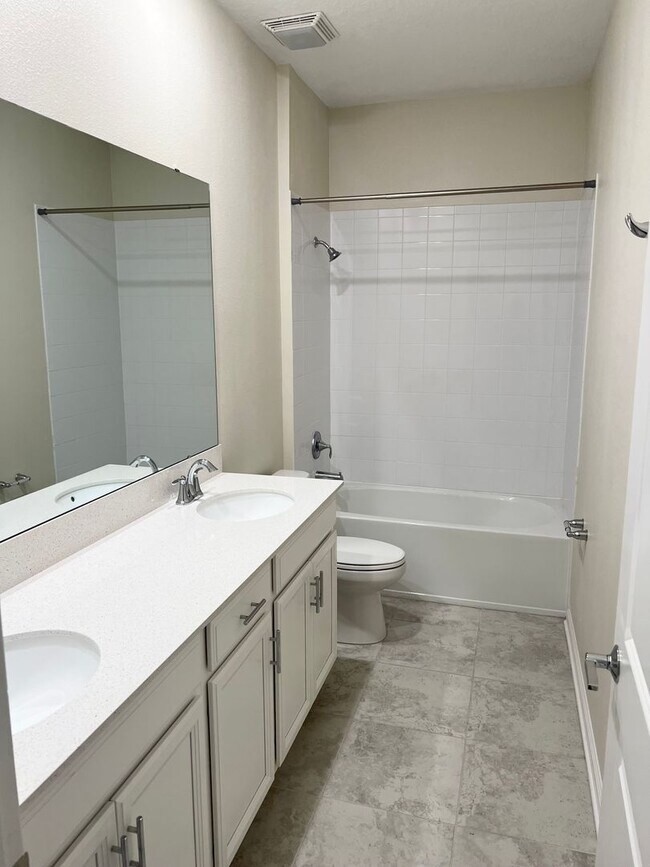 Building Photo - Incredible 5 Bedroom, 3 Bath Town home wit...