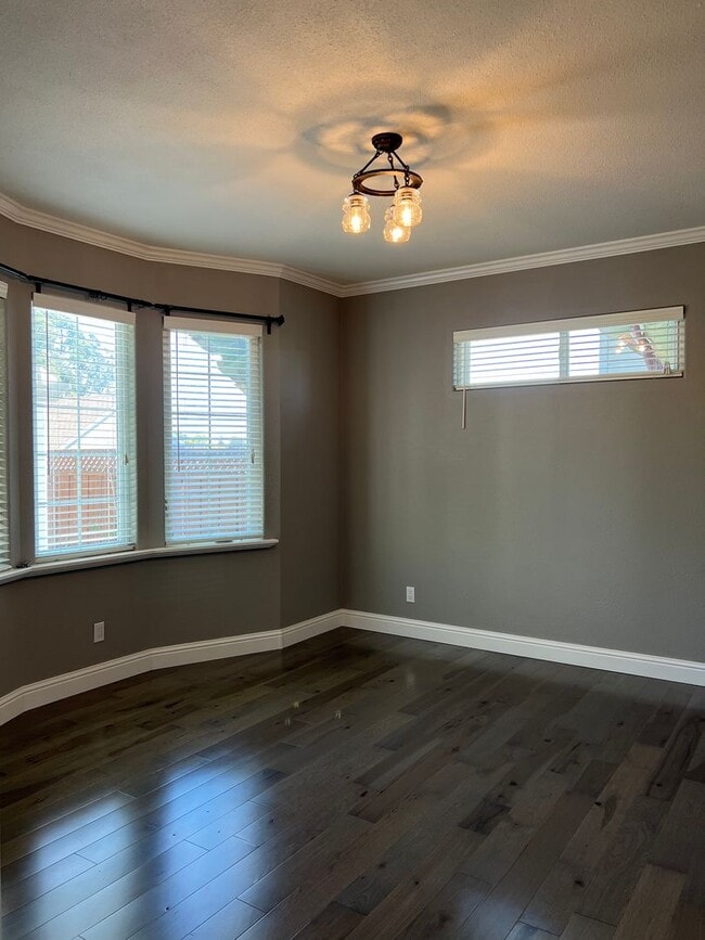 Building Photo - Prospects Heights Charmer 3bd / 2.5ba House