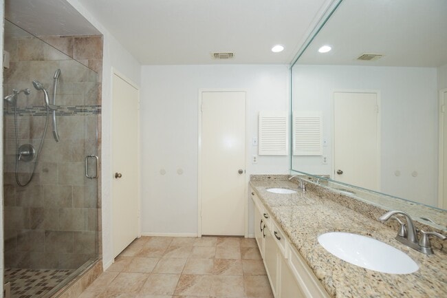 Building Photo - 3003 Planters St