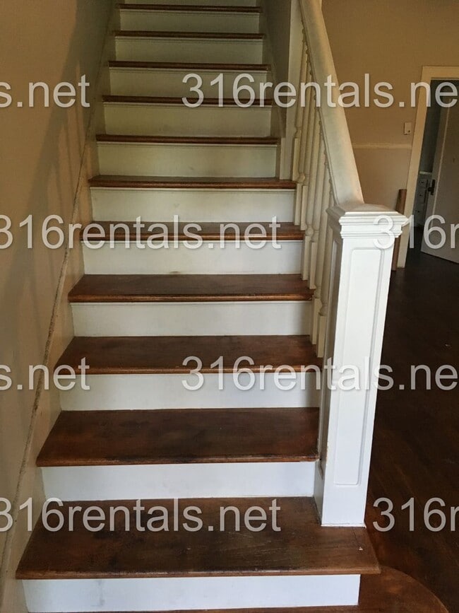 Building Photo - 419 E 6th St