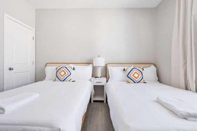 Building Photo - 6606 W Paradise Ln