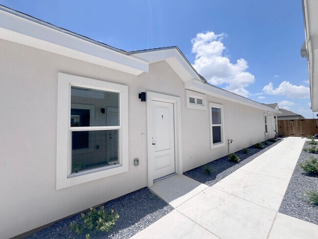 Building Photo - 1st month FREE! 3b/2bath Apartment in Edinburg-Don't Miss Out!