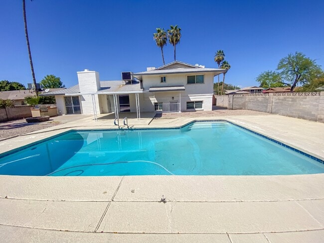 Building Photo - 1519 E Laguna Dr