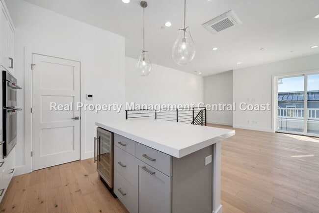 Building Photo - AVAILABLE JULY - Executive Townhome in Avi...