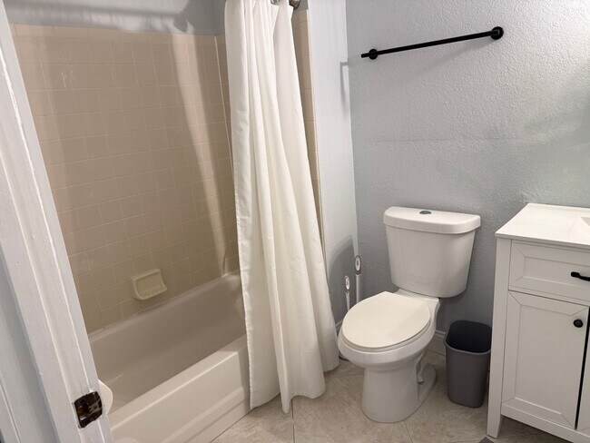 Building Photo - Spacious Furnished 3bd/3ba in Windsor Park! Close to Campus, Surrounded by Nature!