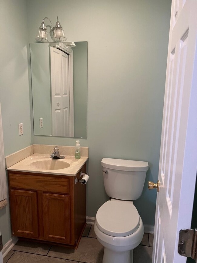 Building Photo - 2 bedroom/2.5 bath Condo Kingsport, TN