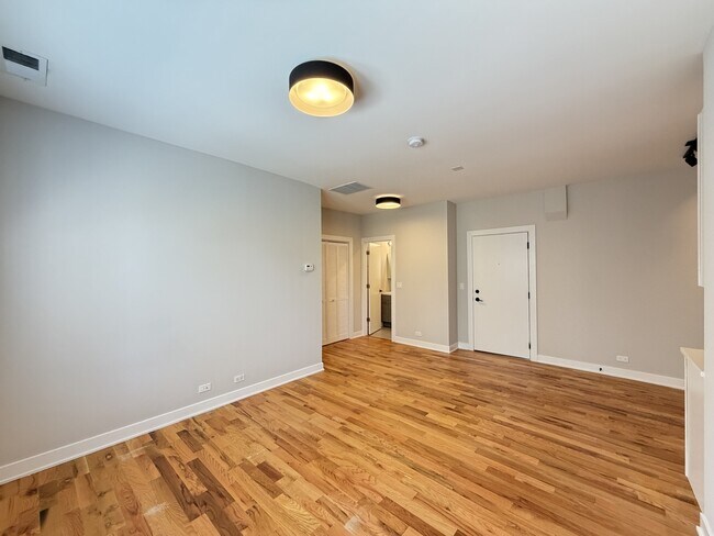 Building Photo - 643 W Wrightwood Ave