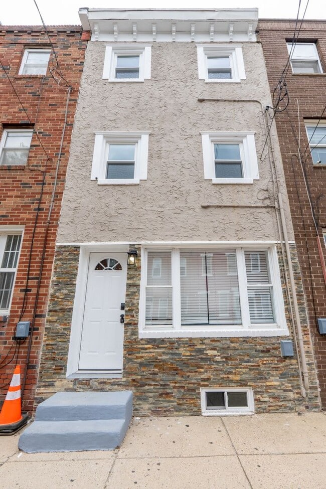Building Photo - Newly rehabbed 3 bedroom