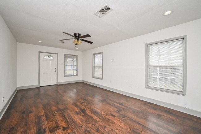 Building Photo - 314 W Hart Ave